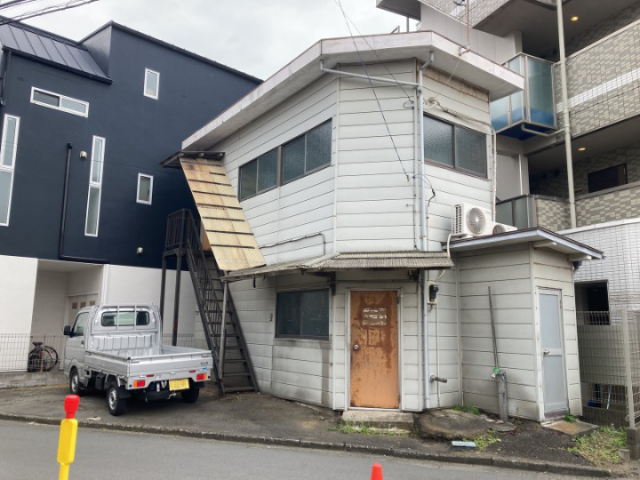 木造2階建て家屋解体工事(神奈川県茅ケ崎市東海岸北)工事前の様子です。